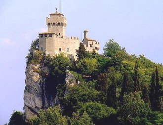 Фотография Сан-Марино. Замок на склоне горы Монте-Титано в Сан-Марино 