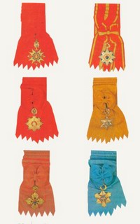 Некоторые корейские ордена (первый ряд: Орден Мугунхва и Орден 