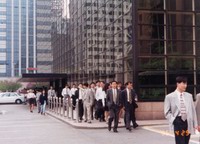 12:05. Служащие идут на обед (Сеул, 1996)