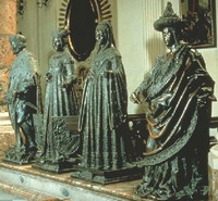 Статуи вокруг саркофага